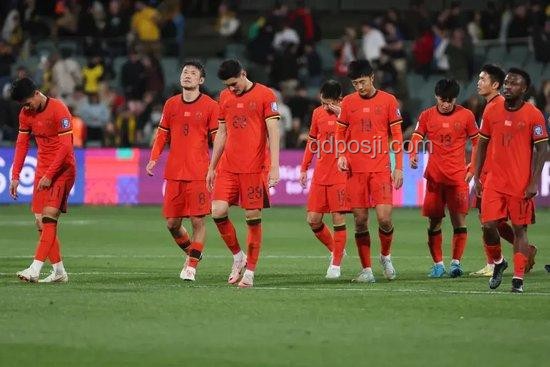 国足半场落后印尼，世预赛激战正酣
